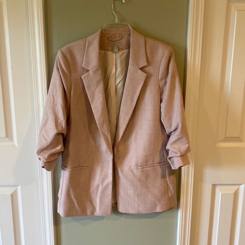 Light pink blazer with cuffed sleeves